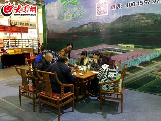 2济南市民品尝祥路碧海牌日照茶 2济南市民品尝祥路碧海牌日照茶