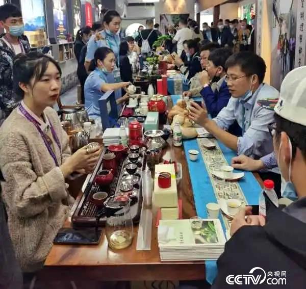 第二届进博会上“多彩闽茶”展馆吸引客商品鉴、采购