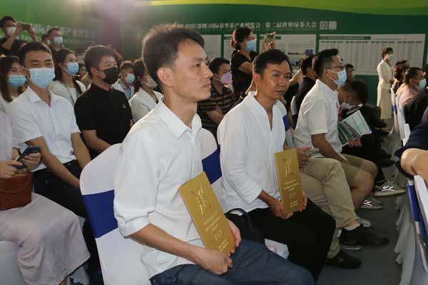 2022年8月27日,“中茶杯”第十二届国际鼎承茶王赛春季赛“茶王”颁奖现场,纳雍县两名“茶王”获得者展示奖牌。